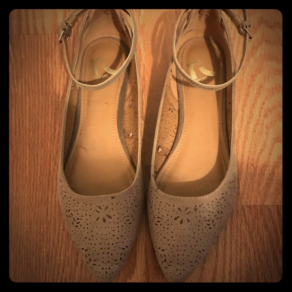 Report flats with cross ankle strap